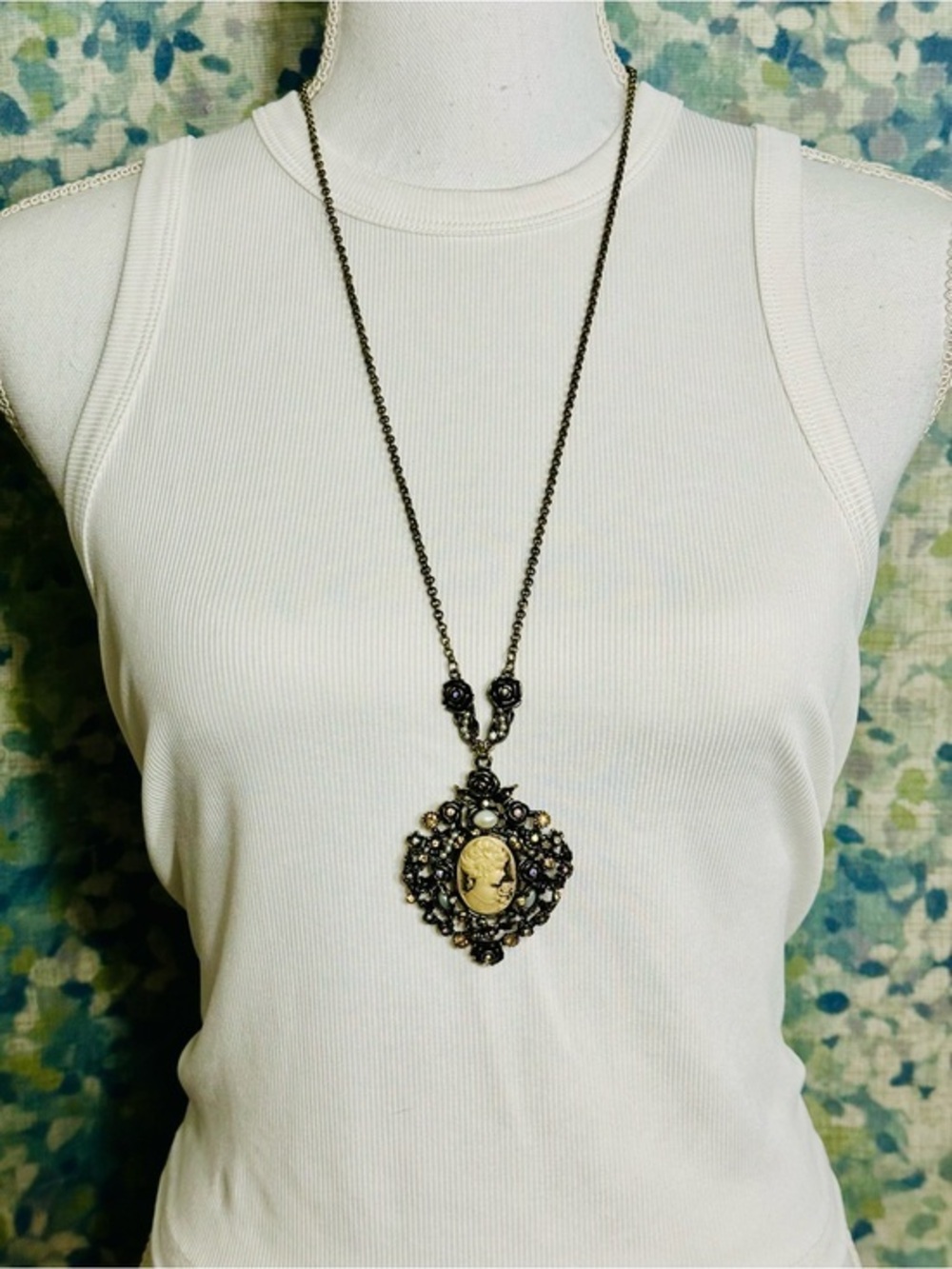 NWT Summoning Gothic Cameo Rose Statement Necklace 26–29”